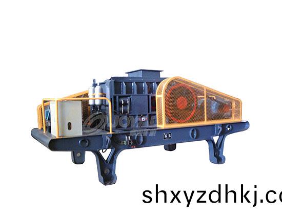 液壓輥(gun)式(shi)破碎機